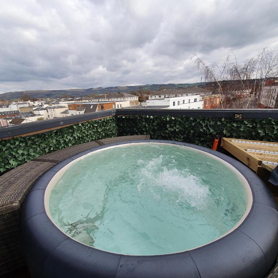 Central Penthouse With Hot Tub & Views 24 첼튼엄 외부 사진