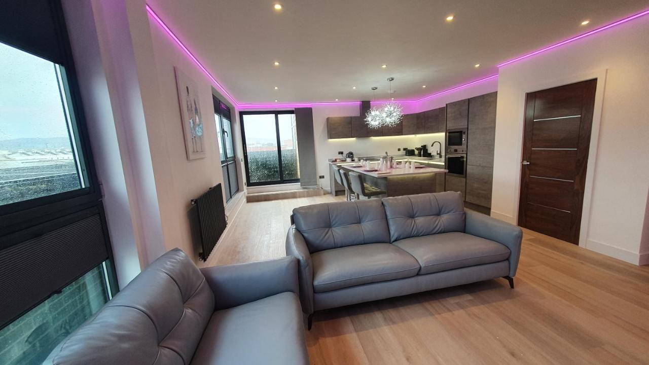 Central Penthouse With Hot Tub & Views 24 첼튼엄 외부 사진